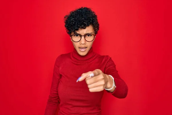 Junge Schöne Afroamerikanische Afro Frau Mit Rollkragenpullover Und Brille Die — Stockfoto