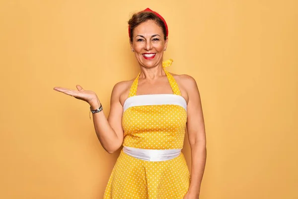 Middelbare Leeftijd Senior Pin Vrouw Dragen 50S Stijl Retro Jurk — Stockfoto