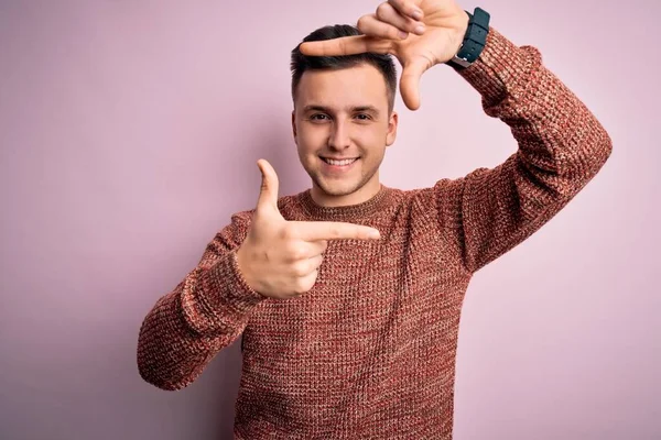 Jeune Homme Caucasien Beau Portant Pull Hiver Décontracté Sur Fond — Photo