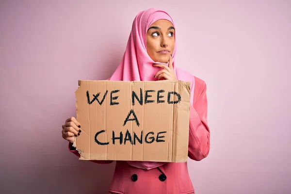 Aktivistin Rosafarbenen Muslimischen Hijab Mit Transparent Auf Dem Wir Eine — Stockfoto