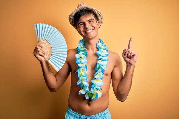 Joven Turista Vacaciones Vestido Con Trajes Baño Flores Lei Hawaianas — Foto de Stock