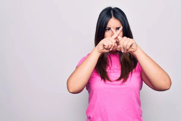 Jong Mooi Brunette Vrouw Dragen Casual Roze Shirt Staande Witte — Stockfoto