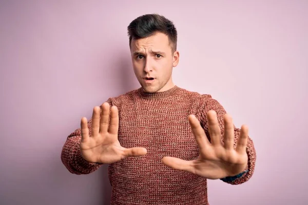 스웨터를 색외진 위에서 손바닥으로 표정을 코카서스 — 스톡 사진
