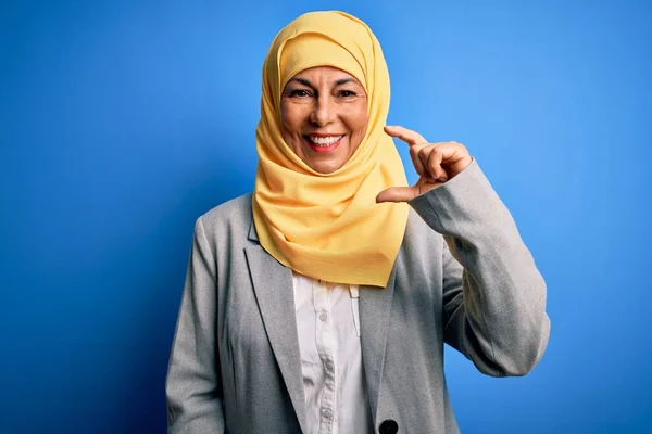 Brünette Geschäftsfrau Mittleren Alters Die Einen Traditionellen Muslimischen Hijab Über — Stockfoto