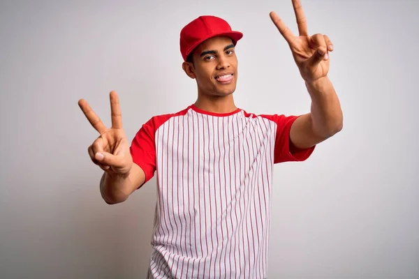 Jovem Atleta Afro Americano Bonito Vestindo Camiseta Beisebol Listrado Boné — Fotografia de Stock