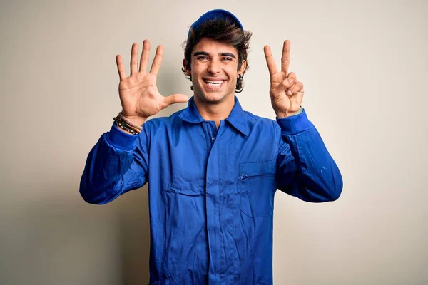 Joven Mecánico Vestido Con Gorra Azul Uniforme Pie Sobre Fondo —  Fotos de Stock