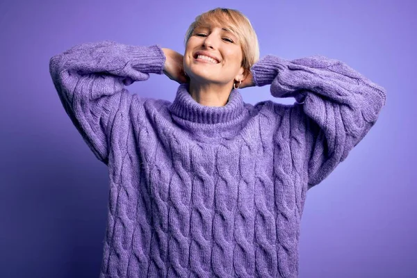 Mujer Rubia Joven Con Pelo Corto Con Suéter Cuello Alto —  Fotos de Stock