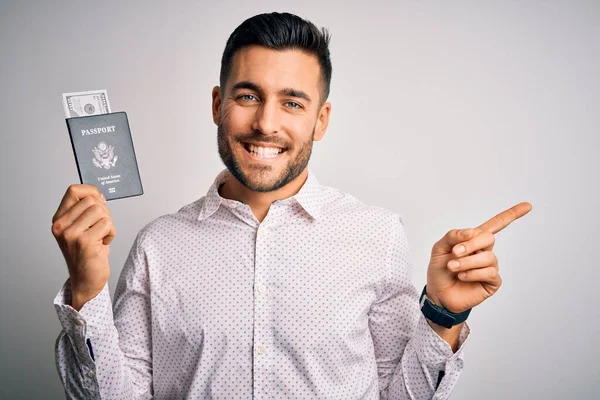 Νεαρός Όμορφος Τουρίστας Που Κρατάει Διαβατήριο Των Ηνωμένων Πολιτειών Δολάρια — Φωτογραφία Αρχείου