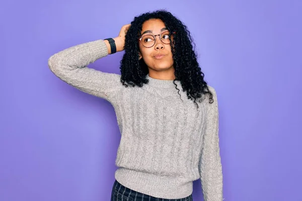 Młoda Afroamerykanka Ubrana Luźny Sweter Okulary Fioletowym Tle Myli Zastanawia — Zdjęcie stockowe