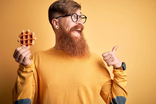 Ruiva Irlandês Homem Com Barba Comer Doce Belgas Waffle Pastelaria — Fotografia de Stock