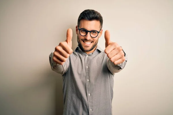 Homem Bonito Jovem Vestindo Camisa Elegante Óculos Sobre Fundo Branco — Fotografia de Stock