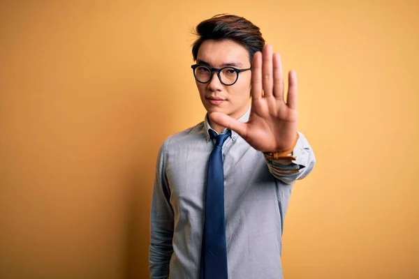 Молодий Красивий Китайський Бізнесмен Окулярах Краватці Жовтому Фоні Перестає Співати — стокове фото