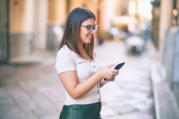 Ung Vacker Kvinna Ler Glad Och Självsäker Stående Med Leende — Stockfoto