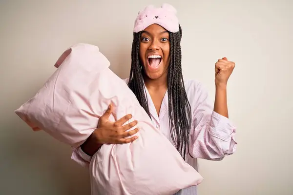 Joven Mujer Afroamericana Con Pijama Máscara Ojos Abrazando Almohada Cama — Foto de Stock