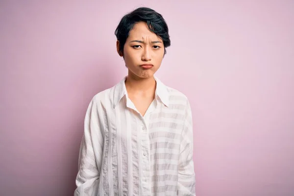 Jong Mooi Aziatisch Meisje Dragen Casual Shirt Staan Geïsoleerde Roze — Stockfoto