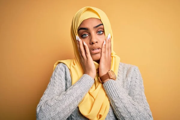 Jovem Bela Menina Afro Americana Vestindo Hijab Muçulmano Sobre Fundo — Fotografia de Stock