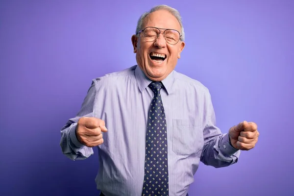 Hombre Negocios Senior Pelo Gris Con Gafas Pie Sobre Fondo —  Fotos de Stock