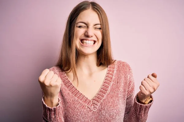 Ung Vacker Rödhårig Kvinna Bär Casual Tröja Över Isolerade Rosa — Stockfoto