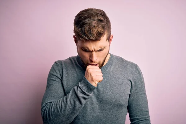 Joven Hombre Rubio Guapo Con Barba Ojos Azules Usando Suéter — Foto de Stock