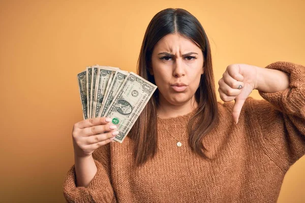 Joven Hermosa Mujer Sosteniendo Dólares Pie Sobre Fondo Naranja Aislado — Foto de Stock