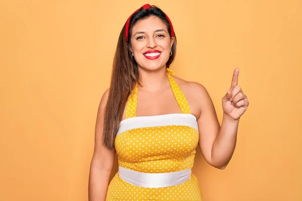 Νέοι Ισπανόφωνοι Pin Γυναίκα Φορώντας Μόδα Σέξι 50S Στυλ Πάνω — Φωτογραφία Αρχείου