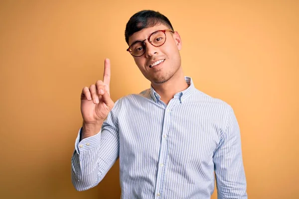 Junger Gutaussehender Hispanischer Geschäftsmann Mit Nerd Brille Auf Gelbem Hintergrund — Stockfoto