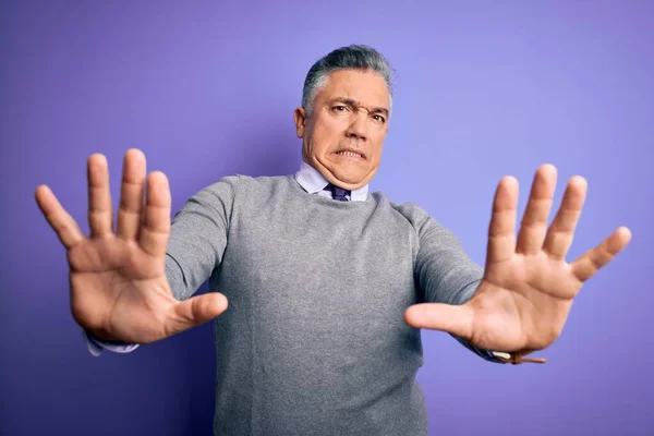 Hombre Guapo Pelo Gris Mediana Edad Vistiendo Suéter Elegante Sobre —  Fotos de Stock