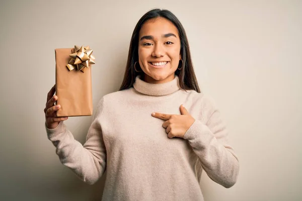 Jovem Bela Mulher Asiática Segurando Presente Aniversário Sobre Fundo Branco — Fotografia de Stock