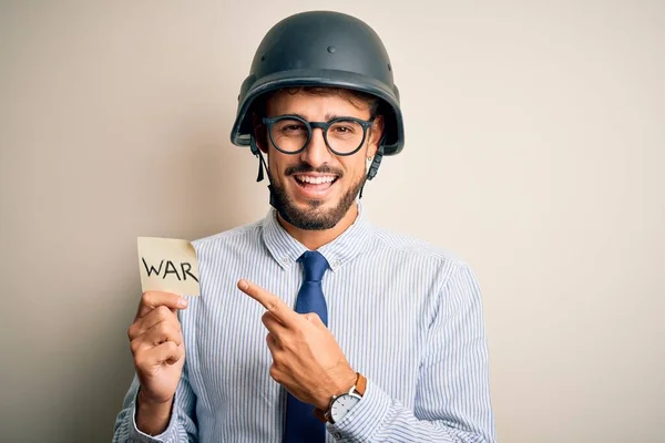 Giovane Uomo Affari Con Barba Che Indossa Casco Tenendo Carta — Foto Stock