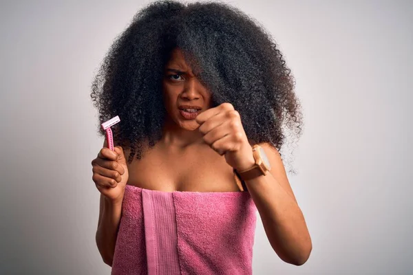 Jonge Afro Amerikaanse Vrouw Met Afro Haar Een Handdoek Houden — Stockfoto