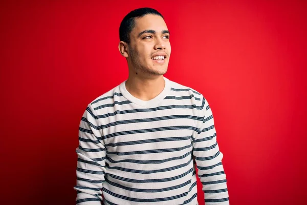 Junger Brasilianischer Mann Lässig Gestreiftem Shirt Vor Isoliertem Rotem Hintergrund — Stockfoto