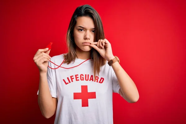 Junge Schöne Brünette Bademeister Mädchen Trägt Shirt Mit Rotem Kreuz — Stockfoto