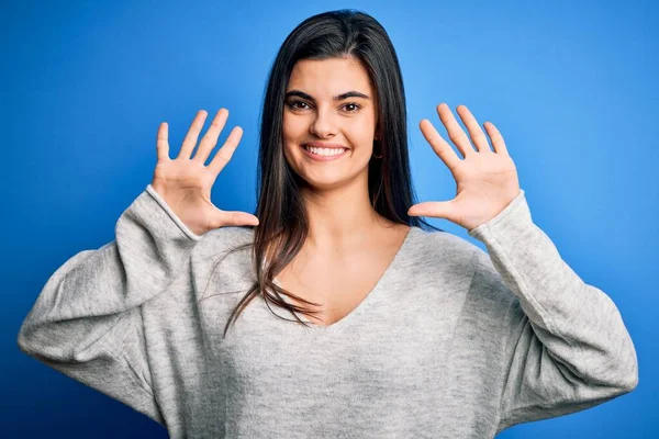 Junge Schöne Brünette Frau Trägt Lässigen Pullover Vor Blauem Hintergrund — Stockfoto