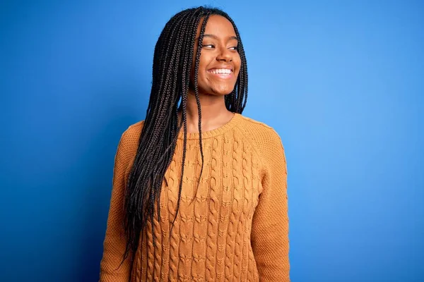 Jonge Afro Amerikaanse Vrouw Met Casual Gele Trui Die Een — Stockfoto