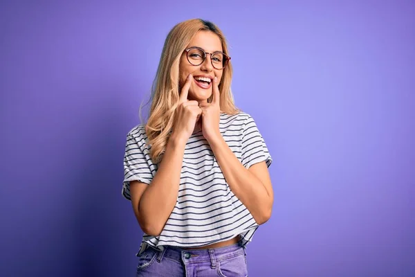 Jong Mooi Blond Vrouw Dragen Gestreept Shirt Bril Paarse Achtergrond — Stockfoto