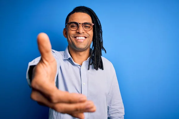Rastgele Gömlek Gözlük Takmış Genç Yakışıklı Afro Amerikan Erkeği Dostça — Stok fotoğraf