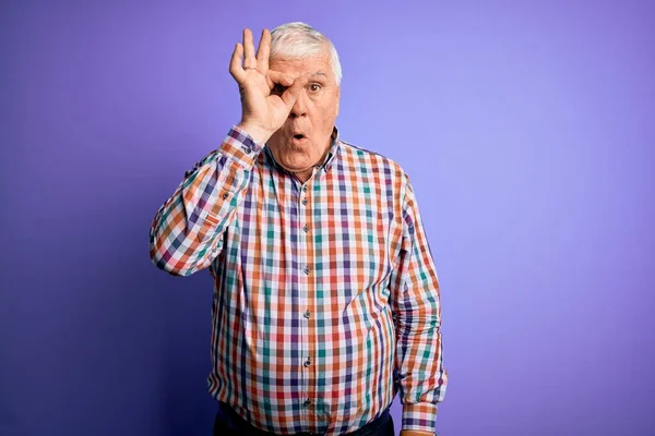 Älterer Gutaussehender Mann Der Legeres Buntes Hemd Über Isoliertem Violettem — Stockfoto