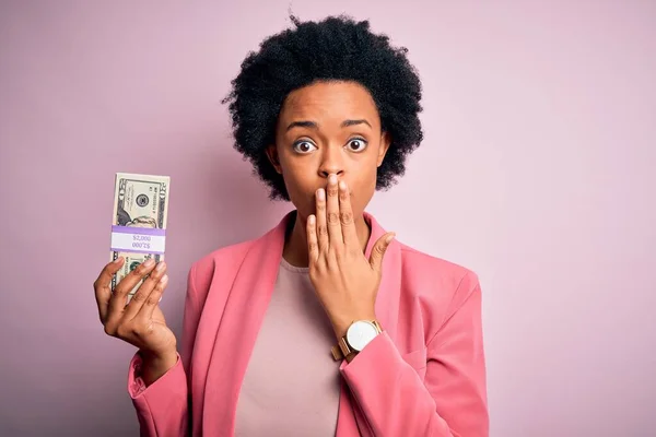 若いアフリカ系アメリカ人のアフロビジネス女性は 中髪保持ドル紙幣を手で口をカバーミスのための恥とショックを受け 恐怖の表現 沈黙の中で怖がって 秘密の概念 — ストック写真