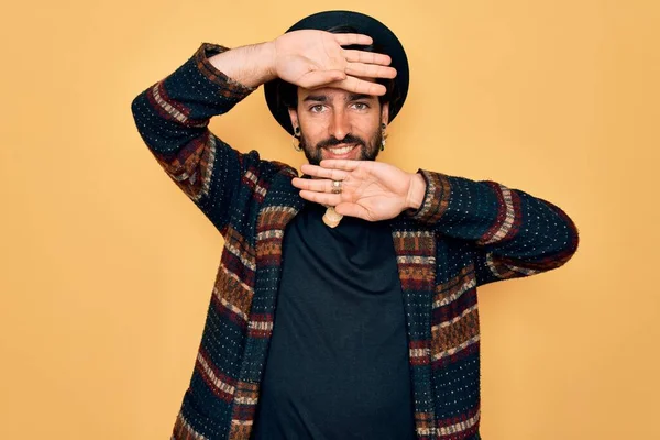 Genç, yakışıklı, bohem, hippi tarzı giyinmiş ve bohem şapkalı gülümseyen, güler yüzlü, elleri havada bir böceği dikizleyen bir adam. Şaşırdım ve çıktım.