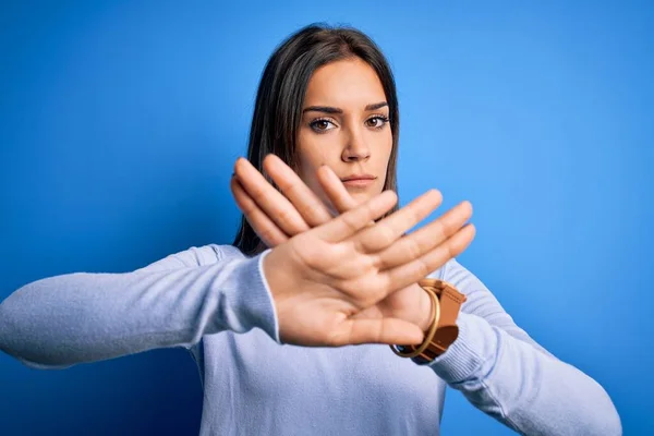 Ung Vacker Brunett Kvinna Bär Casual Tröja Stående Över Blå — Stockfoto