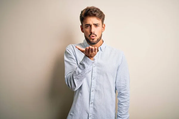 Jonge Knappe Man Met Baard Draagt Gestreepte Shirt Staan Witte — Stockfoto