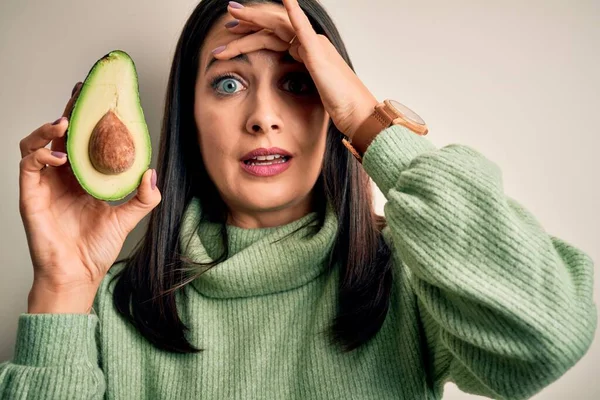 Giovane Donna Con Gli Occhi Azzurri Tenendo Avocado Sano Medio — Foto Stock