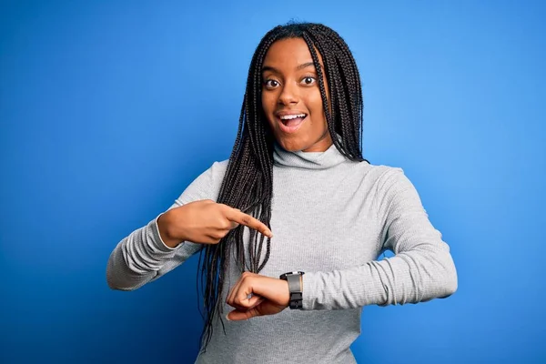 Junge Afrikanisch Amerikanische Frau Mit Lässigem Rollkragen Über Blauem Isoliertem — Stockfoto