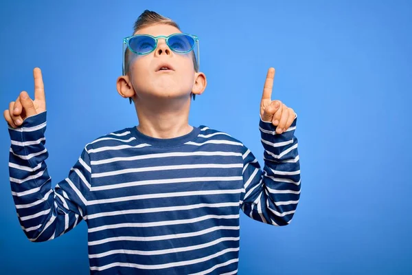 Junge Kleine Kaukasische Kinder Mit Blauen Augen Stehen Mit Sonnenbrille — Stockfoto
