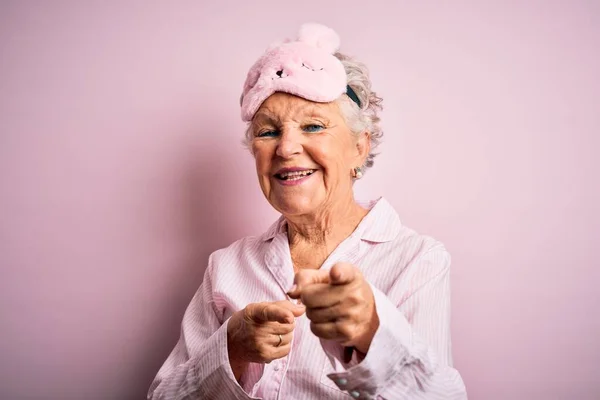 Старшая Красивая Женщина Маске Сна Пижаме Изолированном Розовом Фоне Указывая — стоковое фото