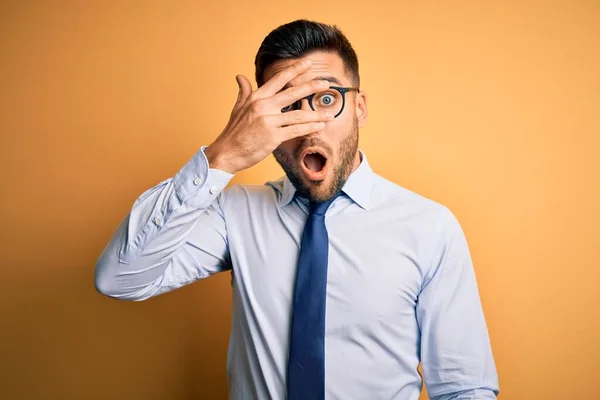 Junger Gutaussehender Geschäftsmann Mit Krawatte Und Brille Der Vor Gelbem — Stockfoto