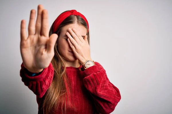 Jeune Belle Femme Rousse Portant Pull Décontracté Rouge Diadème Sur — Photo