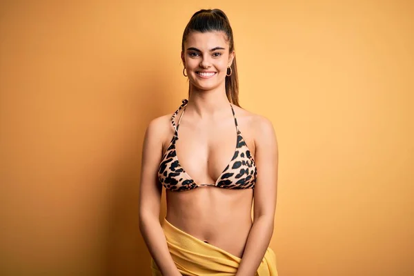 Ung Vacker Brunett Kvinna Semester Bär Badkläder Bikini Över Gul — Stockfoto