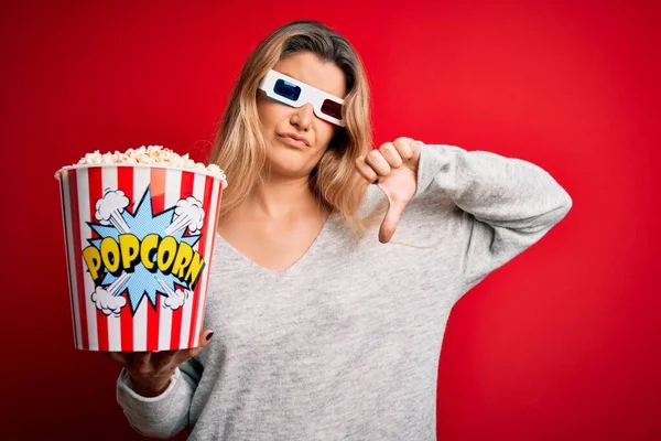 Młoda Piękna Blondynka Ogląda Film Przy Użyciu Okularów Jedząc Popcorny — Zdjęcie stockowe