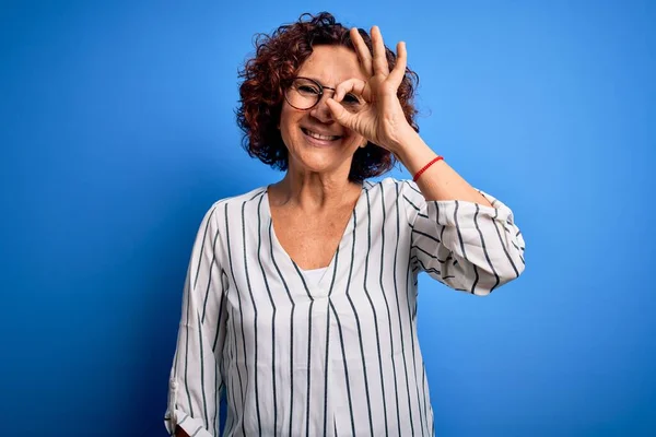 Edad Media Hermosa Mujer Pelo Rizado Con Camisa Rayas Casuales —  Fotos de Stock